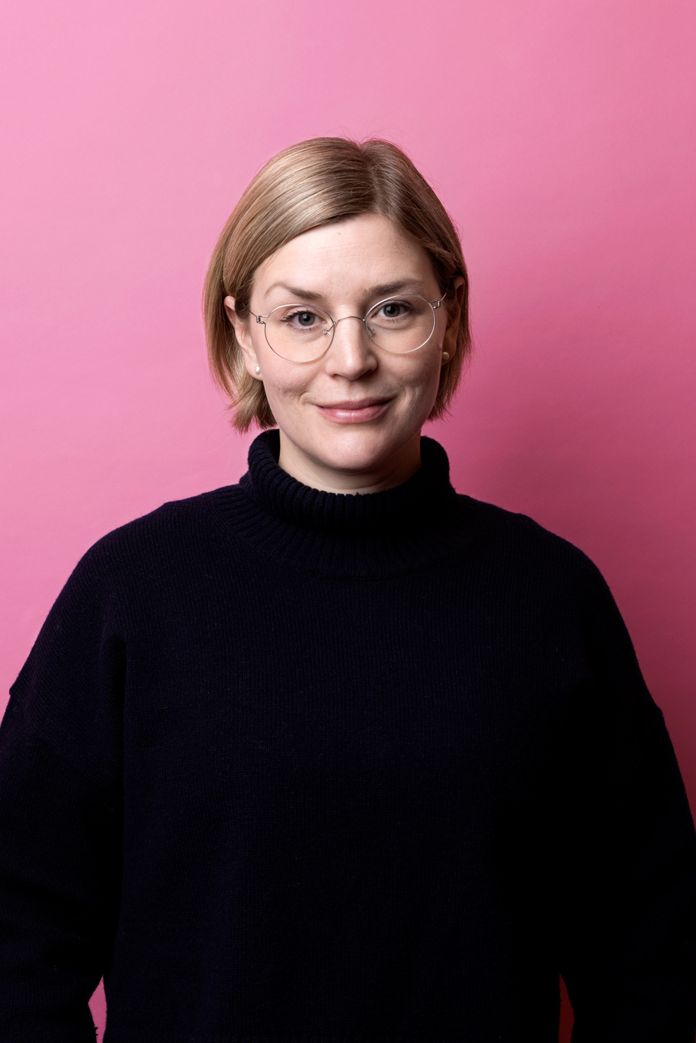 Porträttbild av Karin Lindahl. Karin har kort blont hår och mörkblå polotröja.