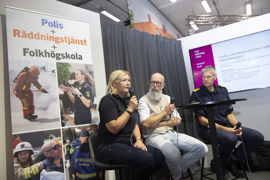 Tre personer i ett samtal. De kommer från polisen och folkbildningen.