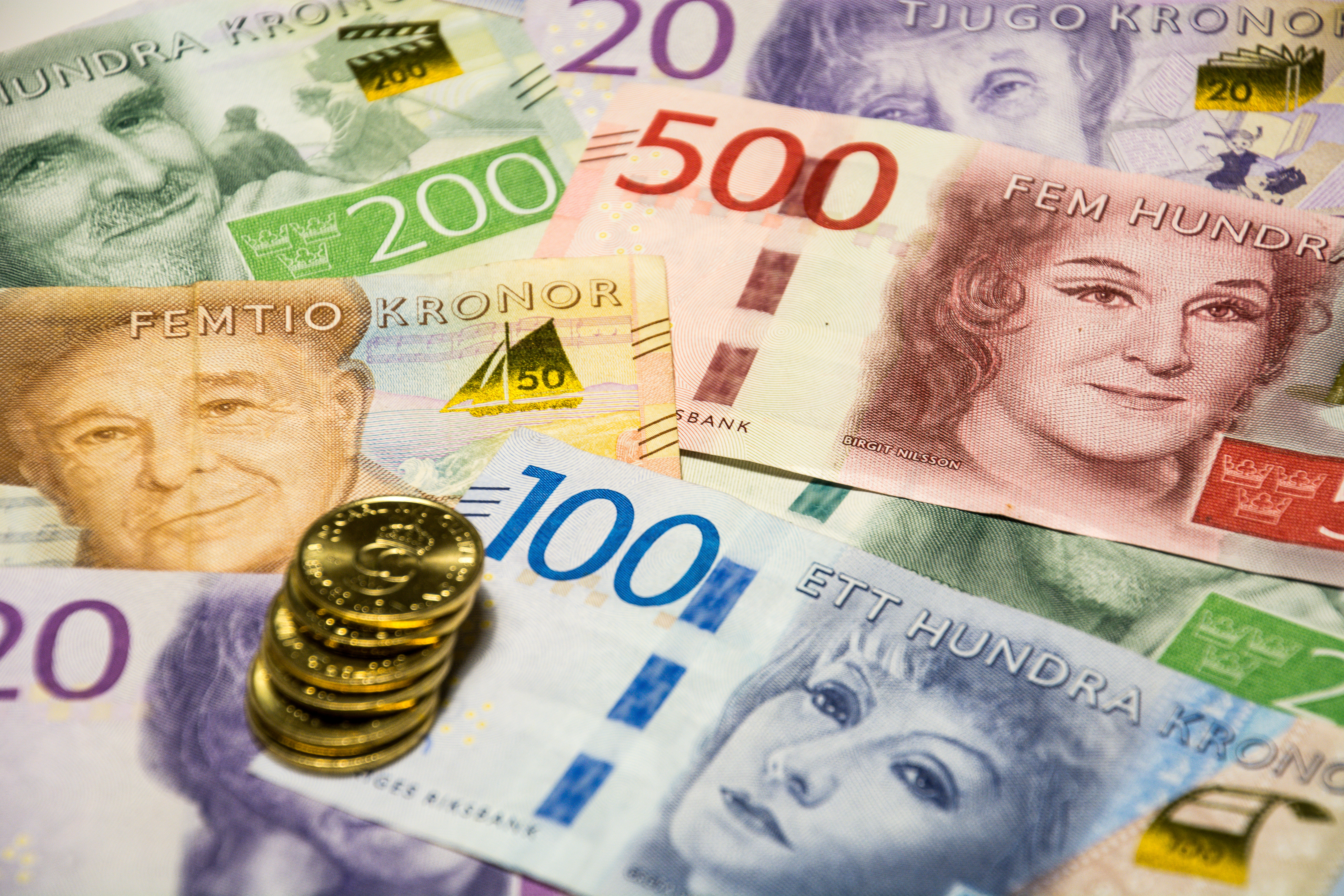 Svenska sedlar och mynt i olika valörer. 