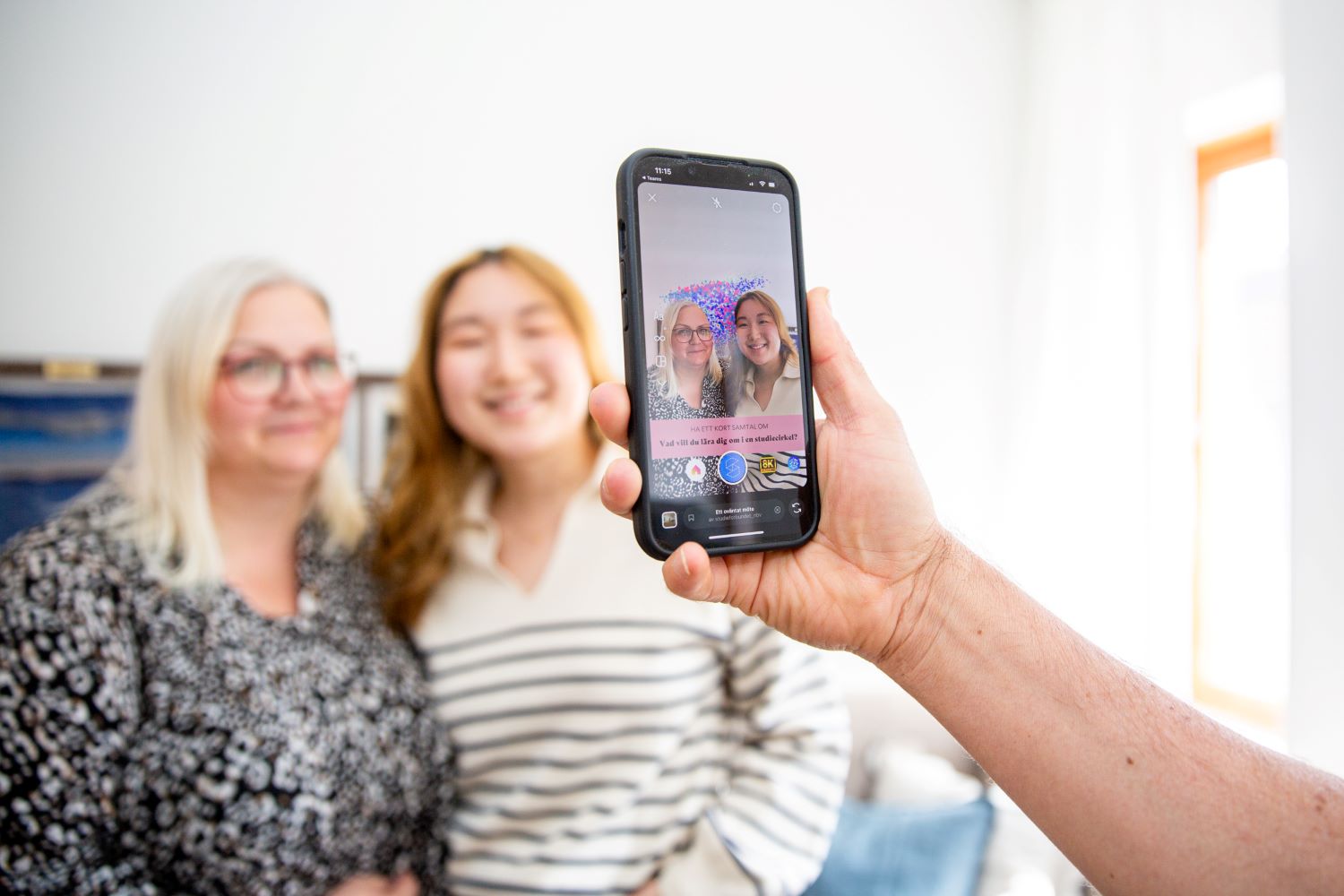 På bilden syns två kvinnor när de använder NBV:s filter Ett oväntat möte i en Smartphone. Foto: Nathalie C. Andersson