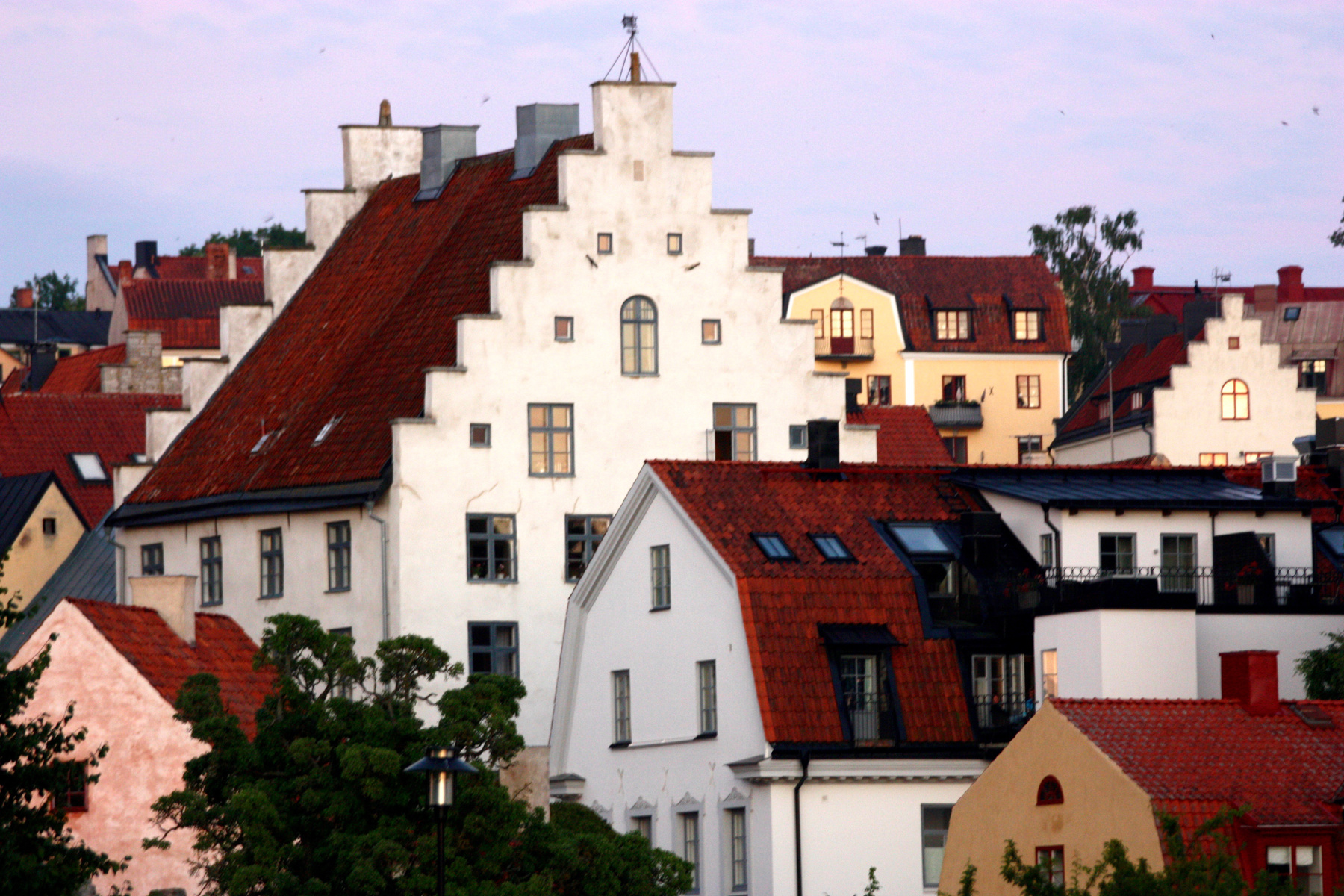 Hus och hustak i Almedalen.