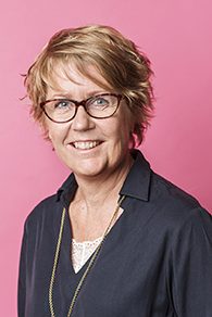Porträttbild Lena Östlund. Lena har glasögon och ser glad ut.
