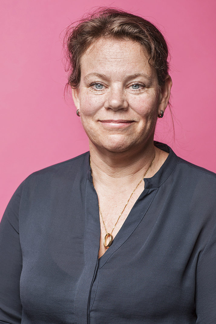 Porträttbild Linda Rosén. Linda har en grå blus på sig och ser glad ut.