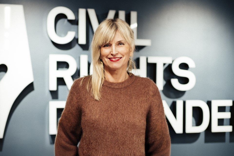 Sofia Walan står framför Civil Right Defenders logotyp på en vägg.