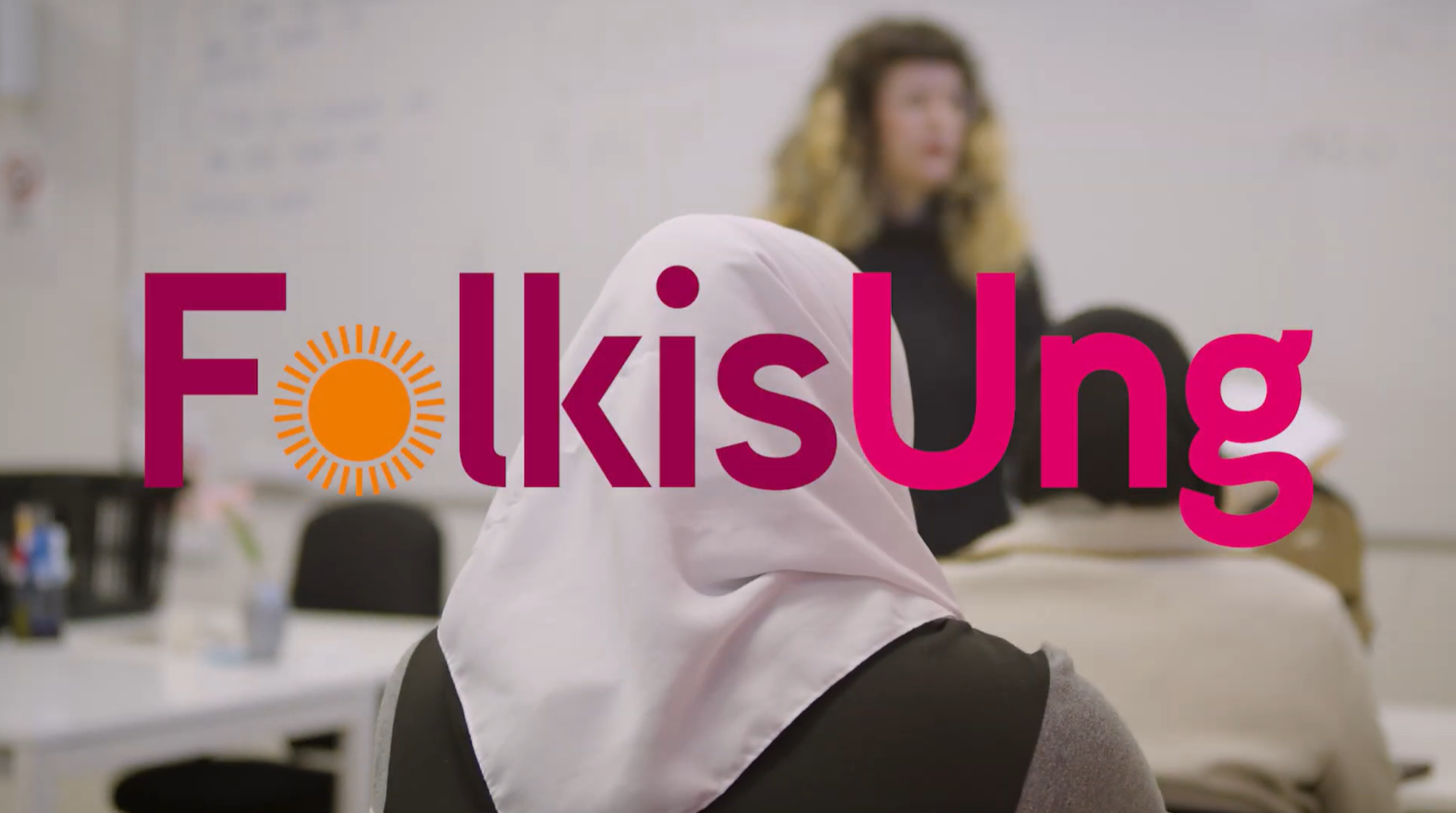 FolkisUngs logotyp över en bild från ett klassrum. 
