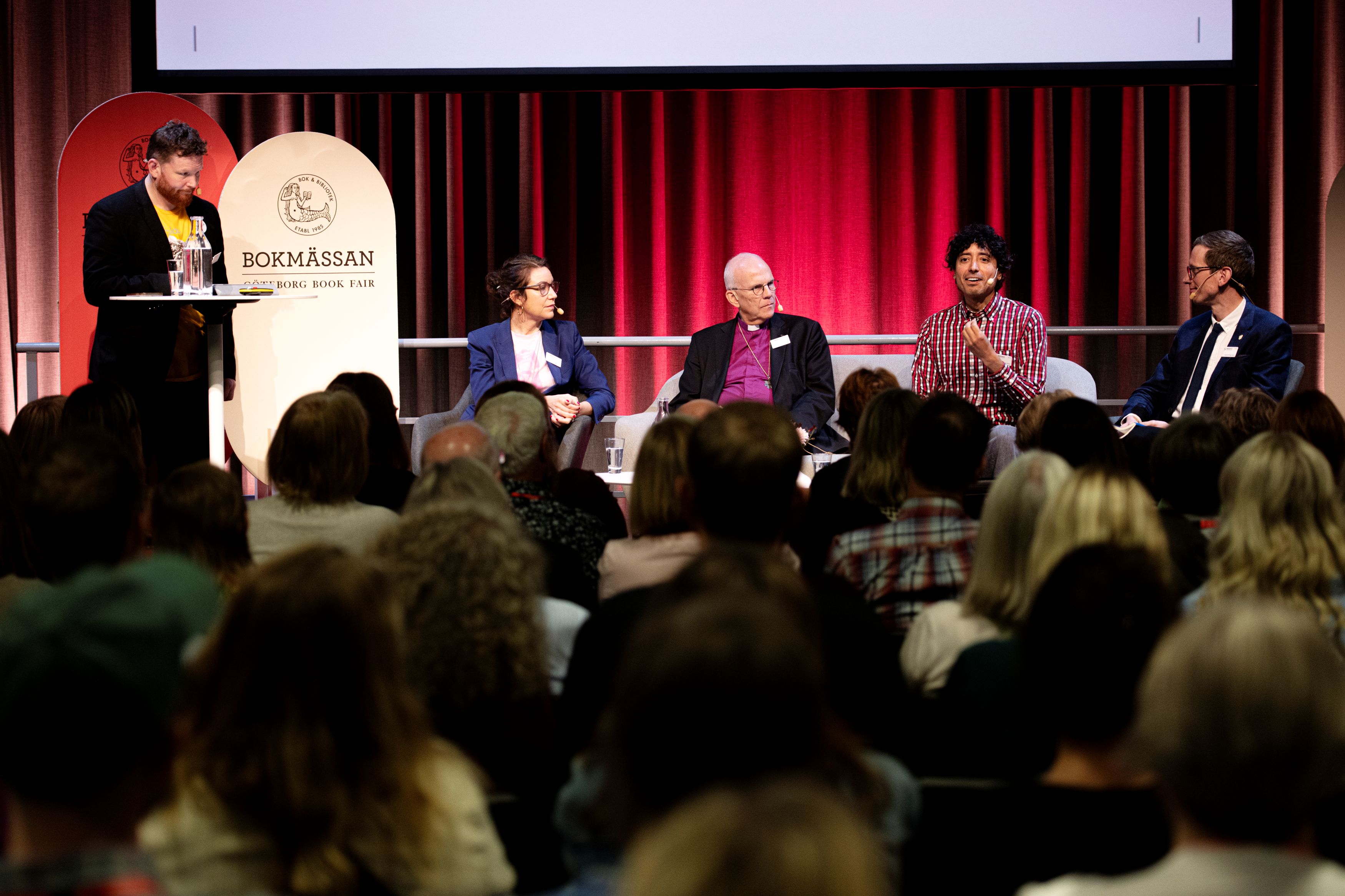 "Vem ska man prata med när hela världen har blivit galen", ett seminarium om behovet av samtal och möten i vår tid. Foto: Magnus Liam Karlsson