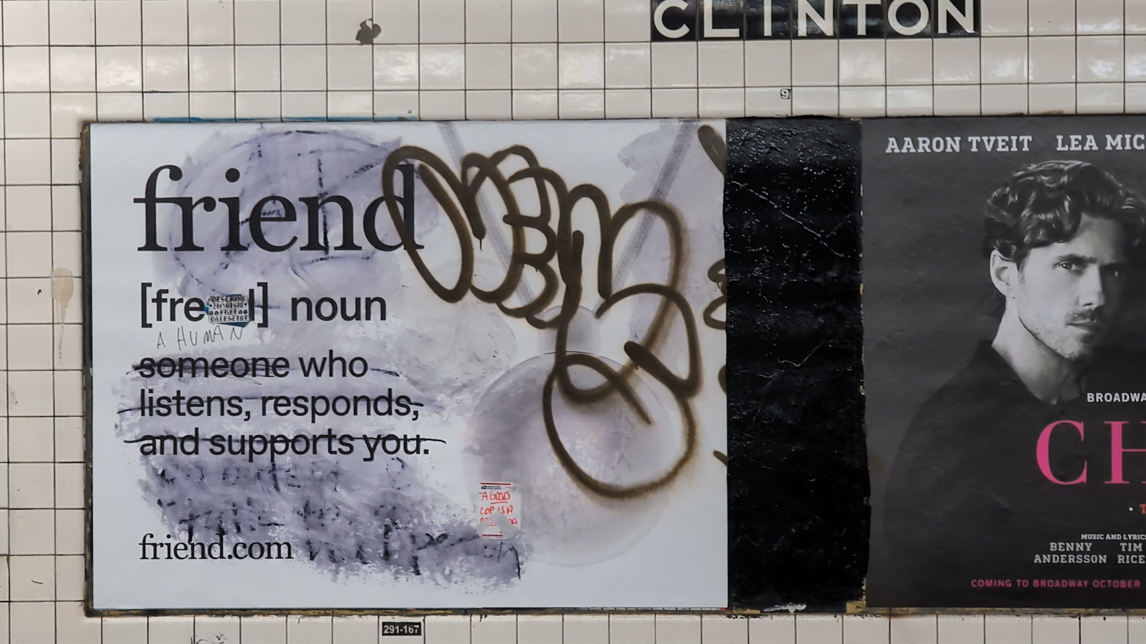 Reklam från New Yorks tunnelbana. Det står "friend" på skylten och den är täckt med klotter.