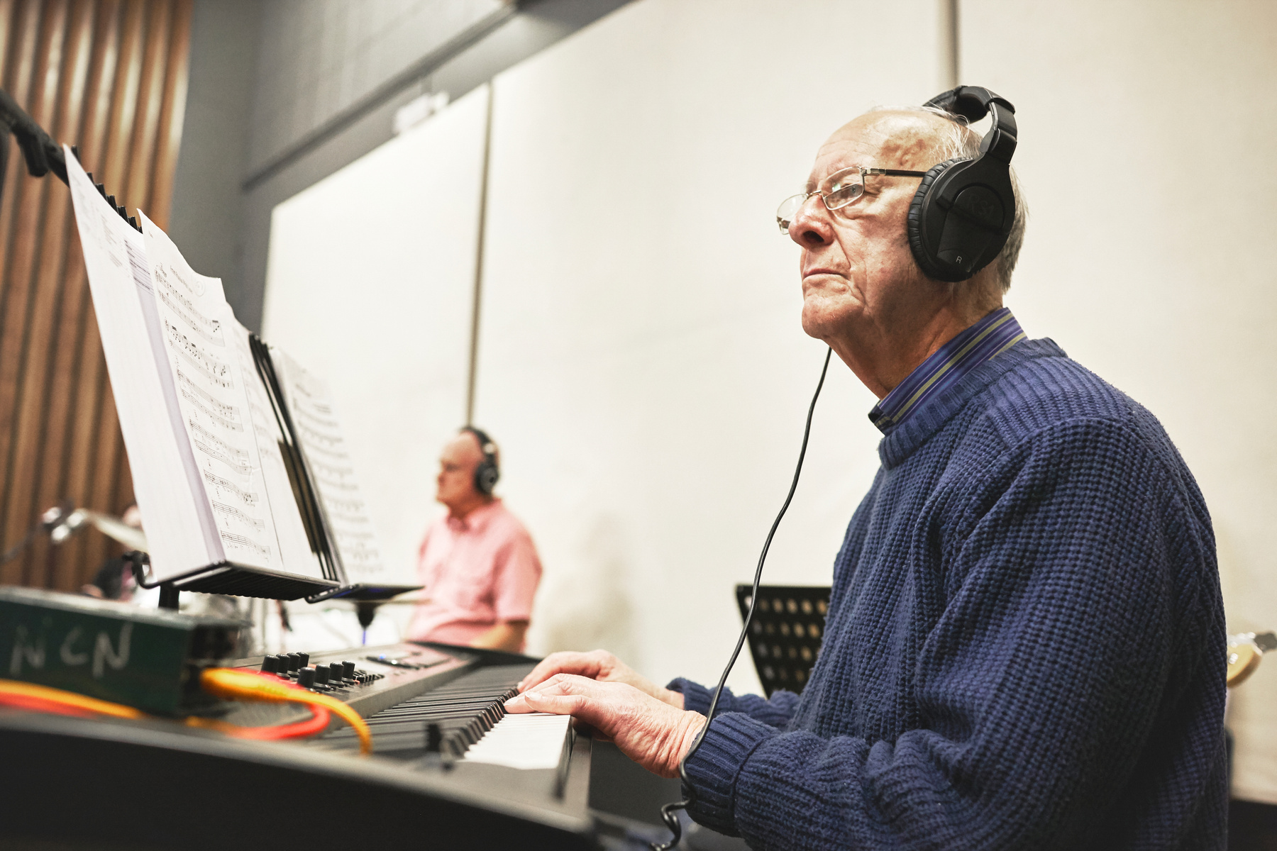 Två äldre män sitter i en studio och spelar musik.