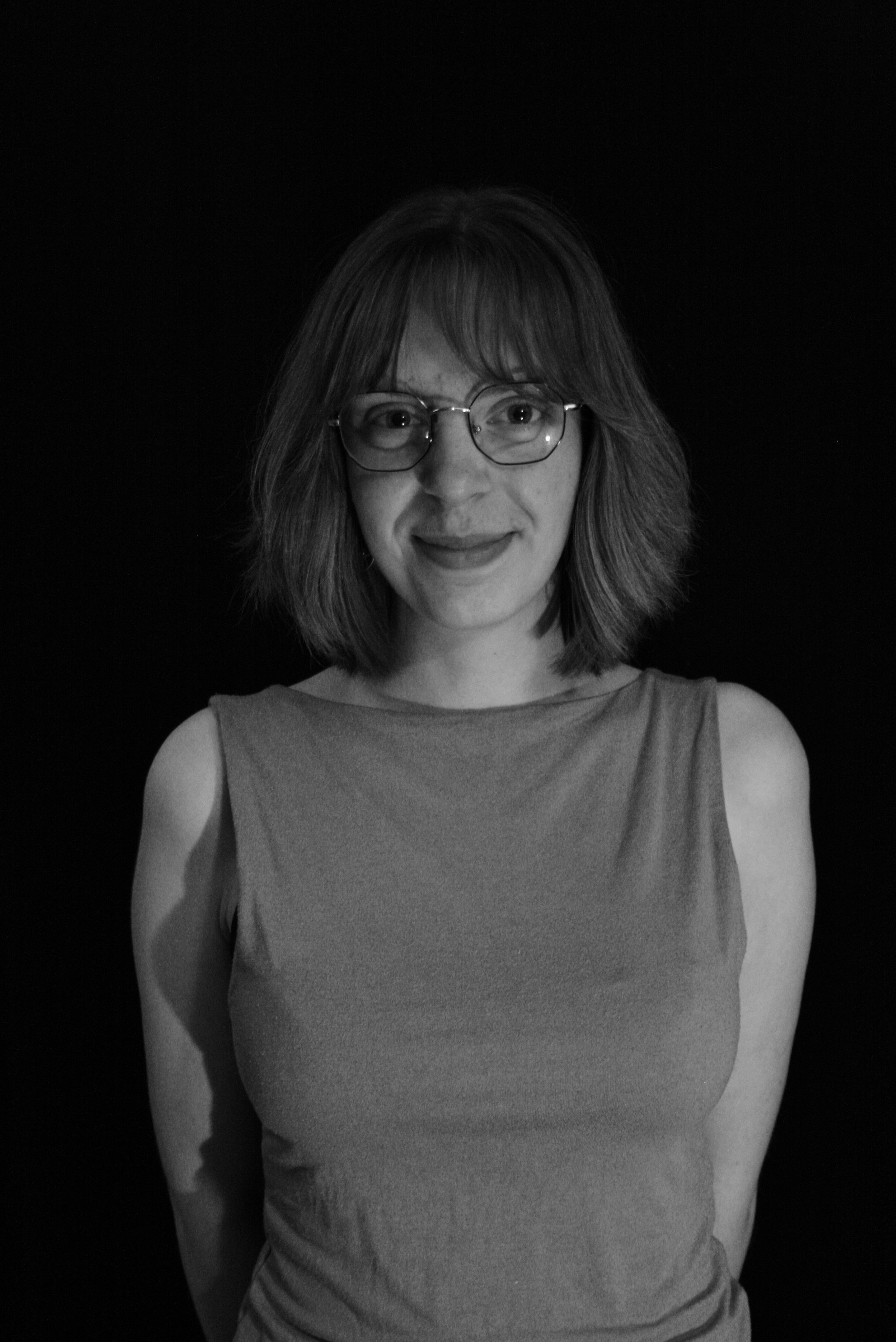 Svartvitt foto av deltagaren Cornelia som har page och glasögon.