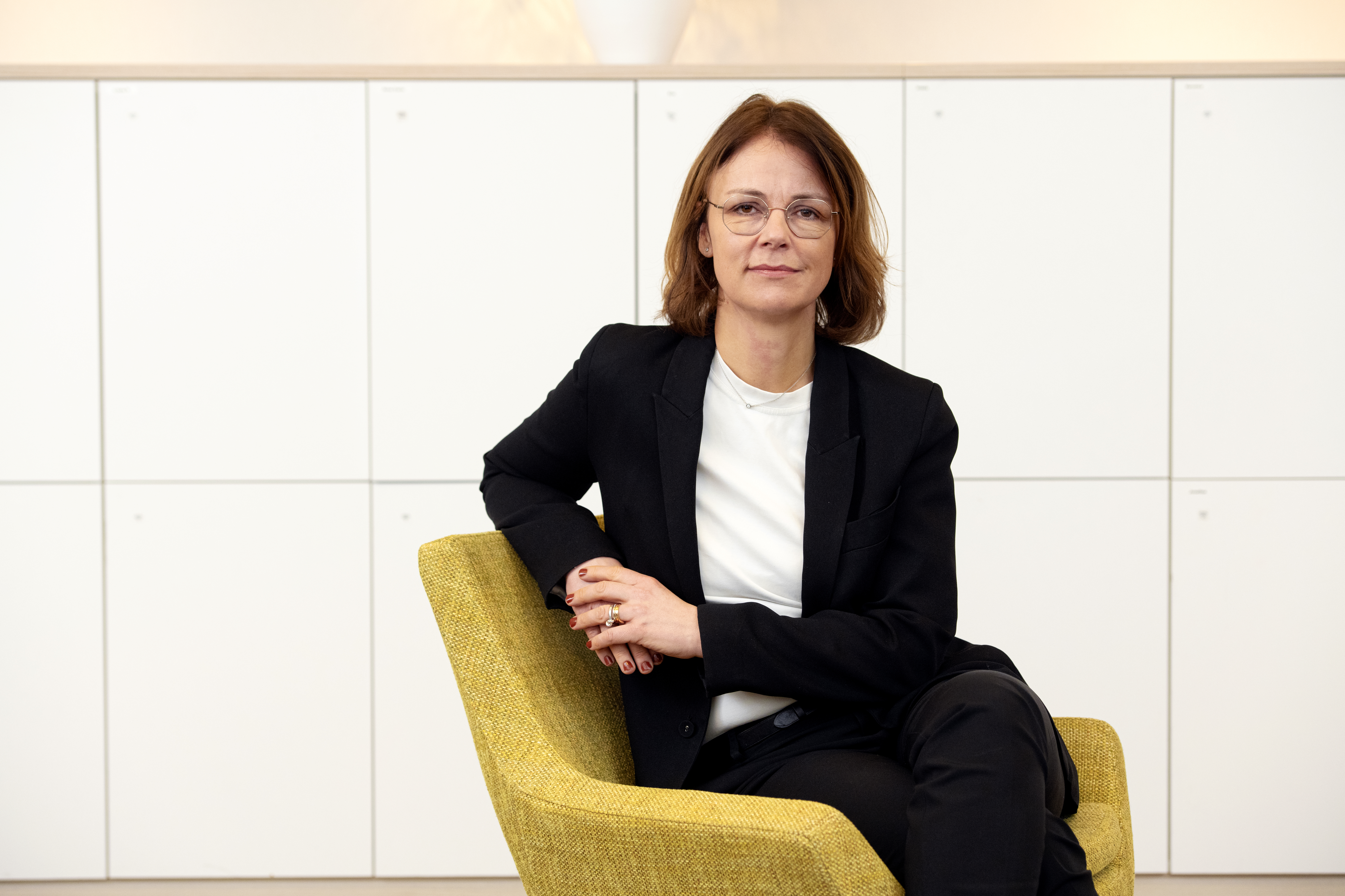 Maria Graner, Folkbildningsrådets generalsekreterare, sitter i en fåtölj. 