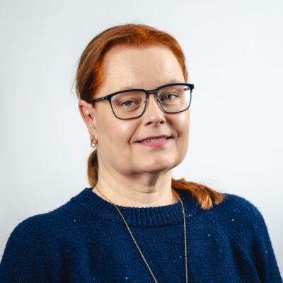 Remona de Maré i blå tröja och hästsvans.