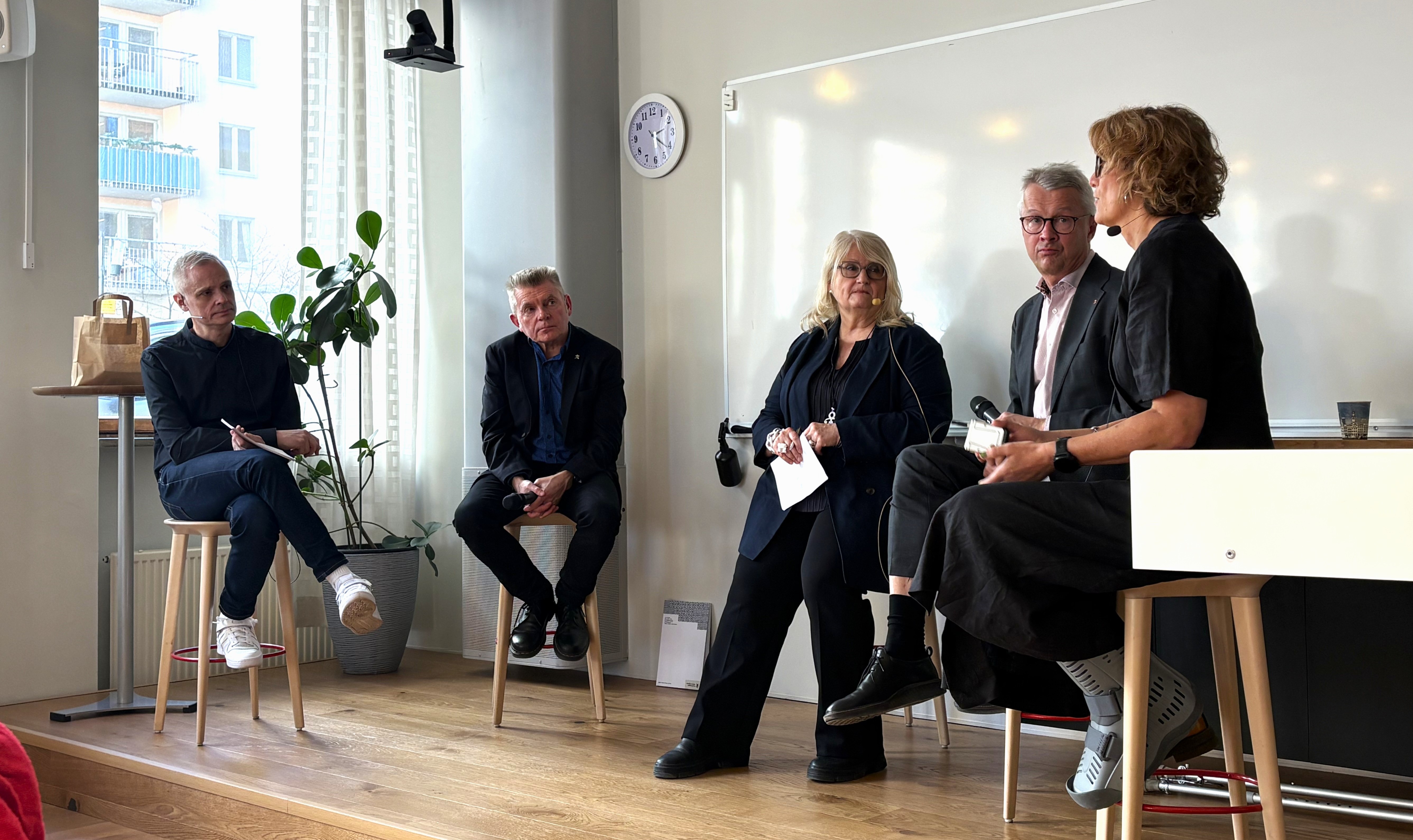 Panel på Folkbildningsrådets representantskap, fem personer i samtal.